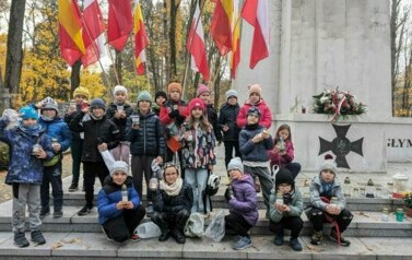 Wizyta na Cmentarzu Wojskowym klas 1-3 8