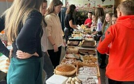 JESIENNY KIERMASZ CIAST ZORGANIZOWANY PRZEZ SAMORZĄD UCZNIOWSKI 7