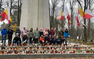 Pamiętamy&hellip; Wizyta uczni&oacute;w klasy 3PB  na cmentarzu wojskowym 8