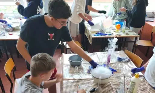 Zdjęcie do &Oacute;smoklasiści eksperymentują z suchym lodem