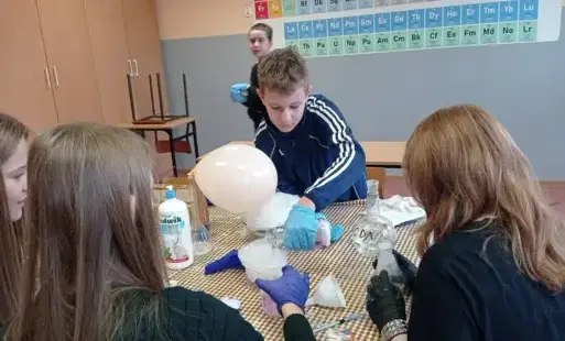 Zdjęcie do "Suchy l&oacute;d" ponownie na lekcji chemii