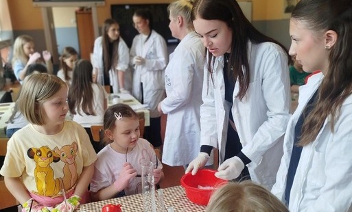 Zdjęcie do Nauka chemii przez zabawę
